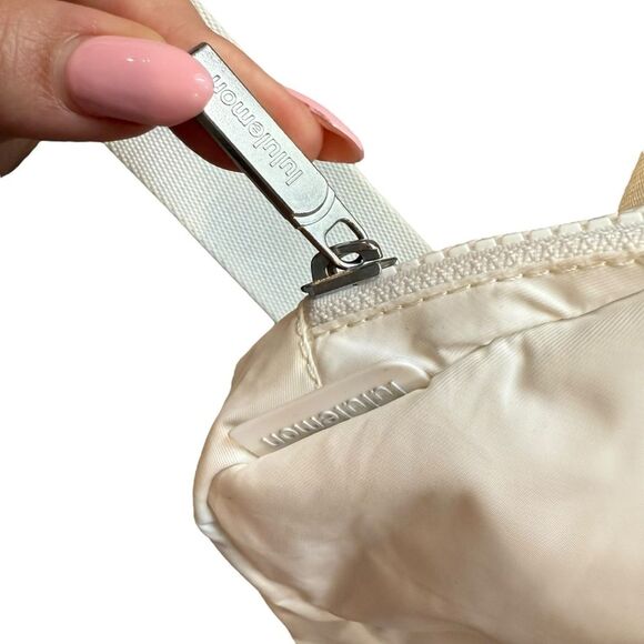 Lululemon Everywhere‎ Belt Bag Solid White Sporty Fanny Pack Travel  Gym Walking - Picture 7 of 7